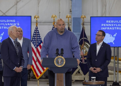shutterstock_2323728753 I dont know who these people are. Four men give a presentation.